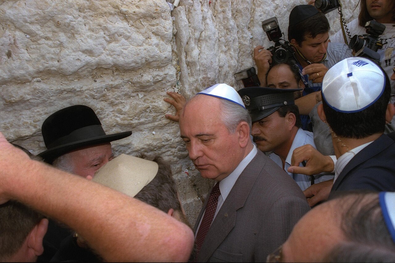 Mikhaïl Gorbatchev devant le Mur des Lamentations en juin 1992