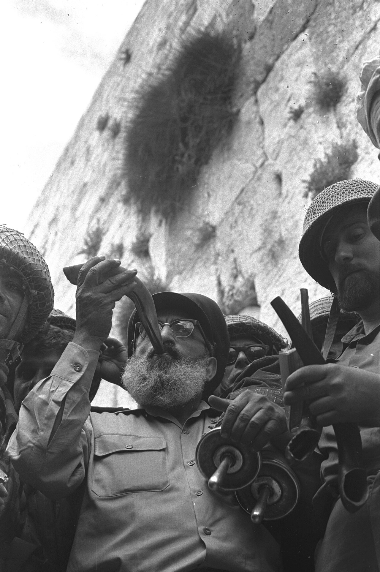 Le rabbin Shlomo Goren sonne le shofar devant le Mur des Lamentations, entouré de soldats, en juin 1967