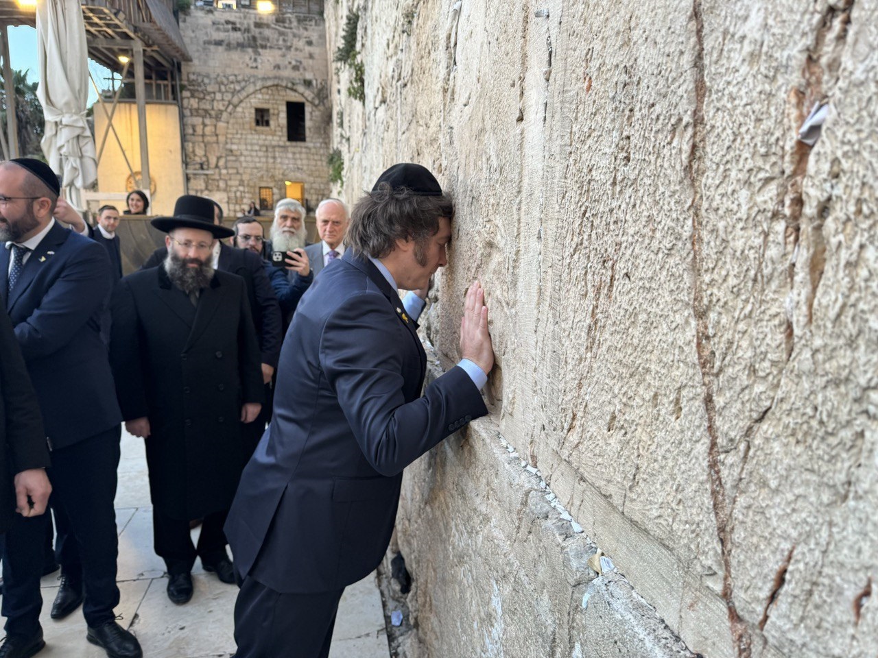Javier Milei se recueille au Mur des Lamentations en février 2024