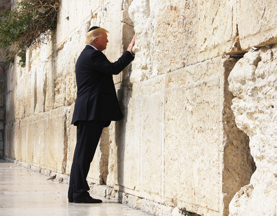 Donald Trump pose la main sur le Mur des Lamentations, le 22 mai 2017